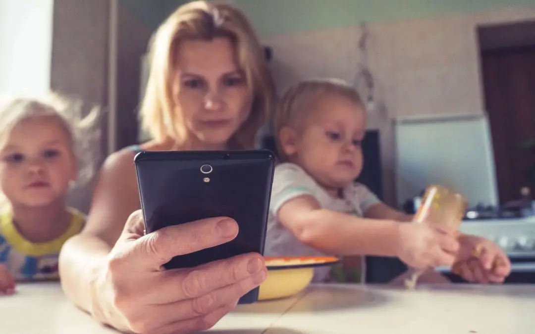control busy minds mum with phone and children